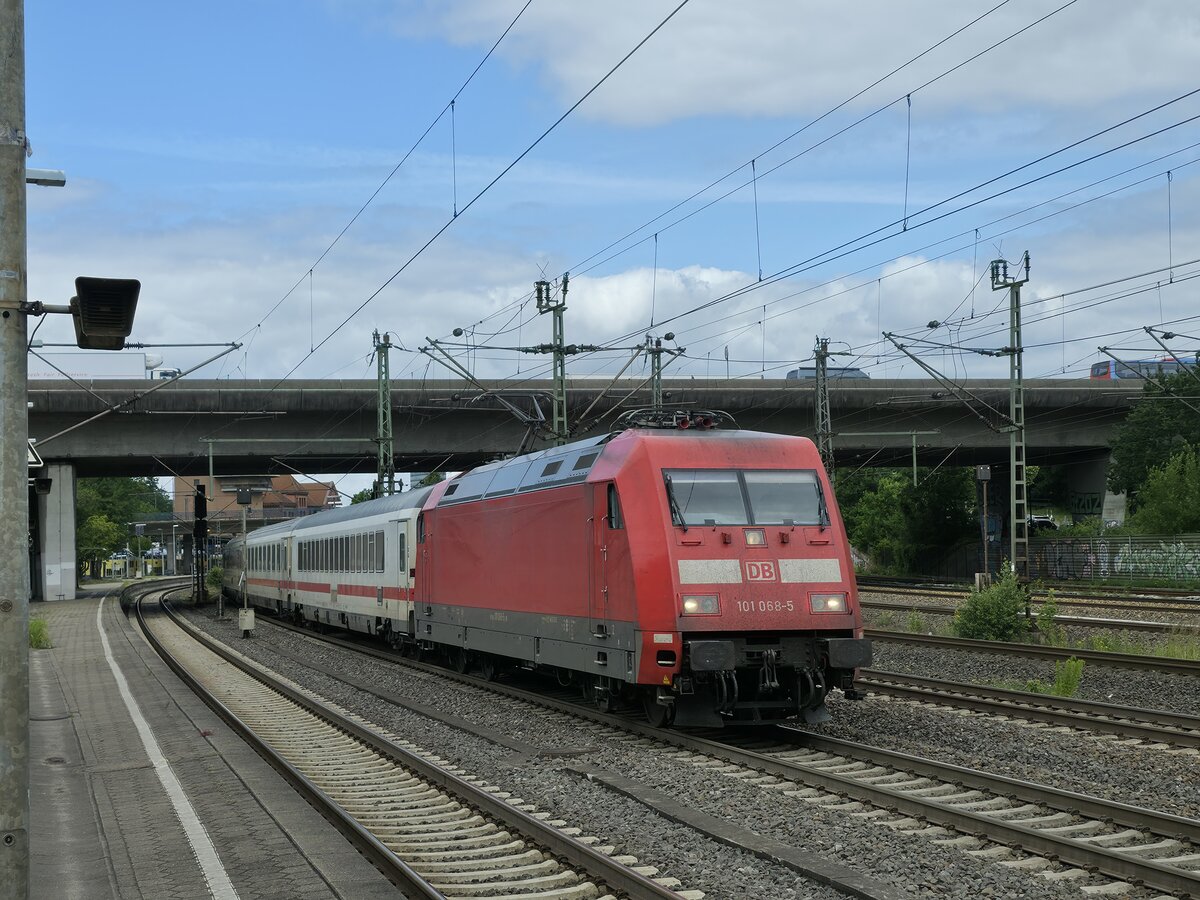 BR 101 068-5 zieht (IC 2311 / 2313 Westerland(Sylt) / Dagebll Mole -> Kln Hbf) Durch HH-Harburg. 19.06.2025