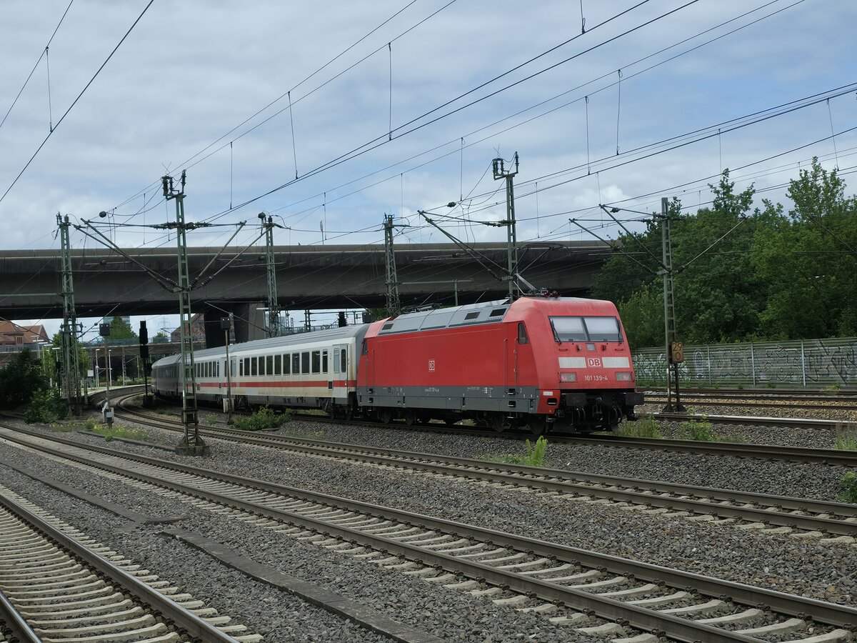 BR 101 139-4 Schiebt ihren (IC 2310/2312 Kln Hbf -> Westerland(Sylt)/Dagebll Mole) in den Bahnhof HH-Harburg. 19.06.2025 