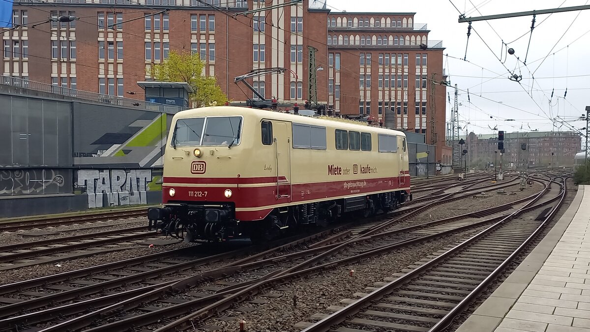 BR 111 212-7 ( Lorely ) beim umrangieren mit 1 Dosto am Hamburger Hbf. 15.April 2022 