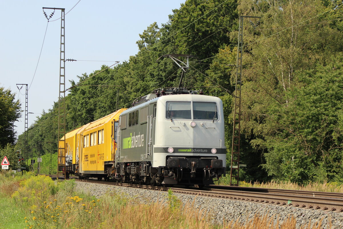 BR 111 215-0 D-RADVE als Überführung von Bauzug aus Skandinavien bei der Durchfahrt Weddel (b.Braunschweig) Richtung Magdeburg/Wolfsburg. 9.August 2025