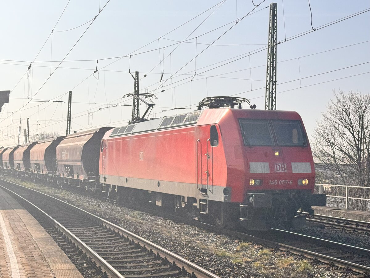 BR 145 057-6 mit Schotter/Kohle bei der Durchfahrt MG-Neustadt. 8.Mrz 2025