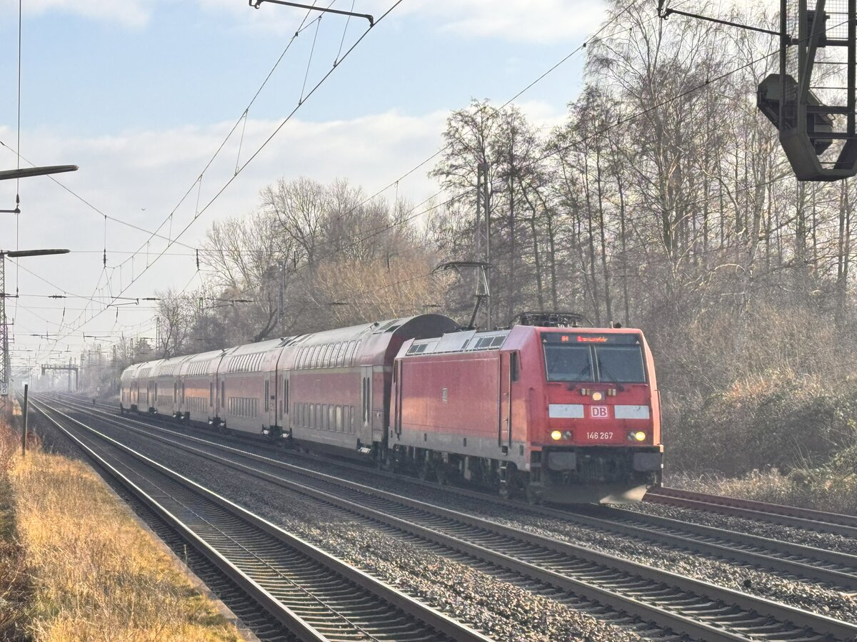 BR 146 267 als (RE 8 / RE 4416 Hannover Hbf -> Bremerhaven-Lehe) durch Dedensen-Gümmer Richtung Westen. 1.Februar 2025