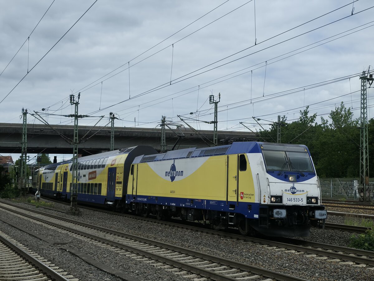 BR 146 533-5 von Metronom als (RE4 / ME82023 Hamburg Hbf -> Bremen Hbf) bei der Ausfahrt HH-Harburg. 19.06.2025