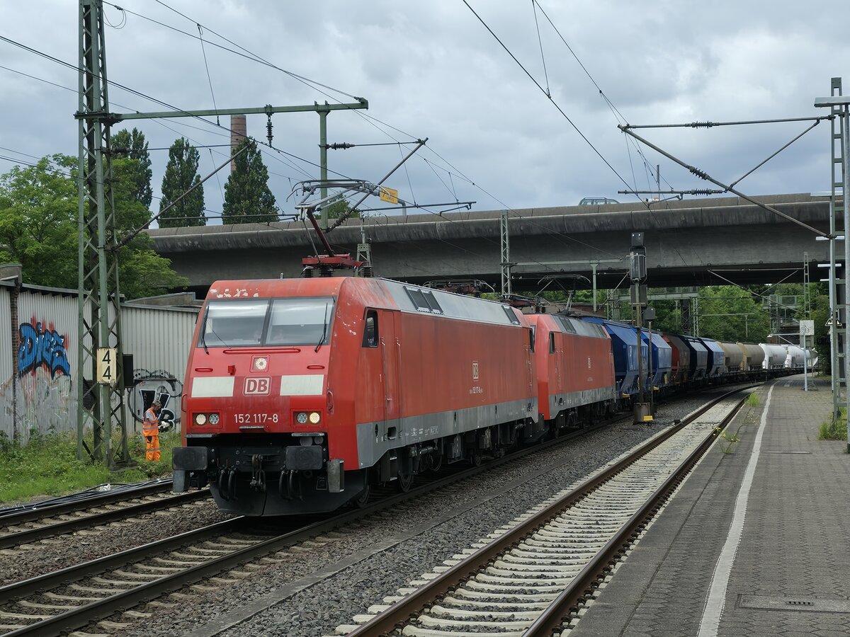 BR 152 117-8 + BR 152 095-6 mit Schttgutwagen bei der Durchfahrt HH-Harburg -> Maschen/Buchholz. 19.06.2025