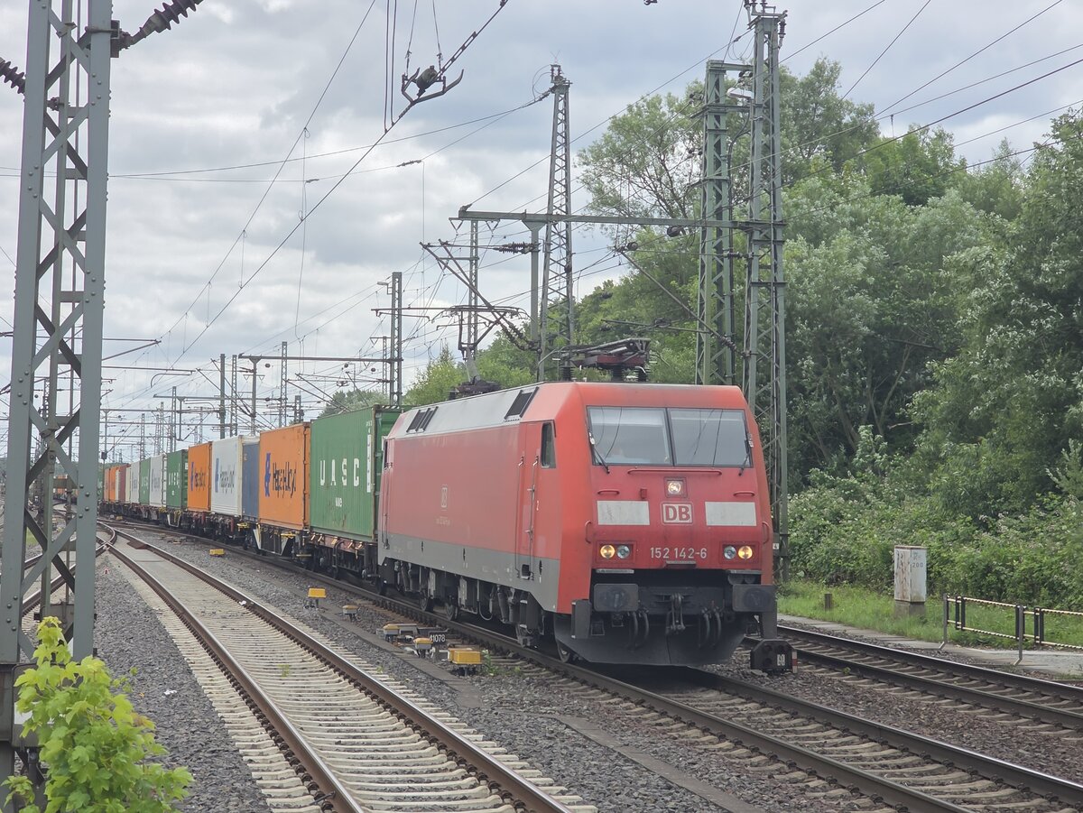 BR 152 142-6 mit Containern bei der Durchfahrt HH-Harburg -> Hafen. 19.06.2025