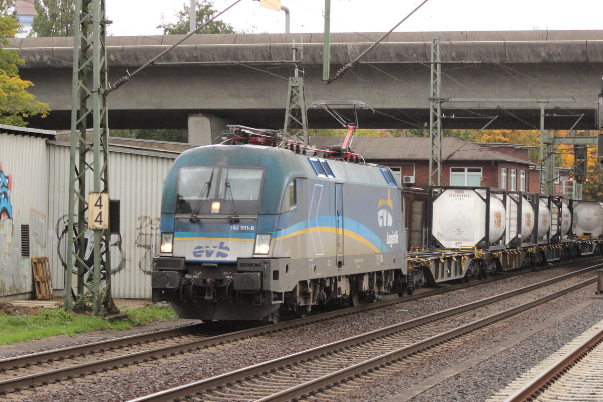 BR 182 911-8 D-EVB mit KLV-Zug durch HH-Harburg Richtung Maschen. 9.Oktober 2025
