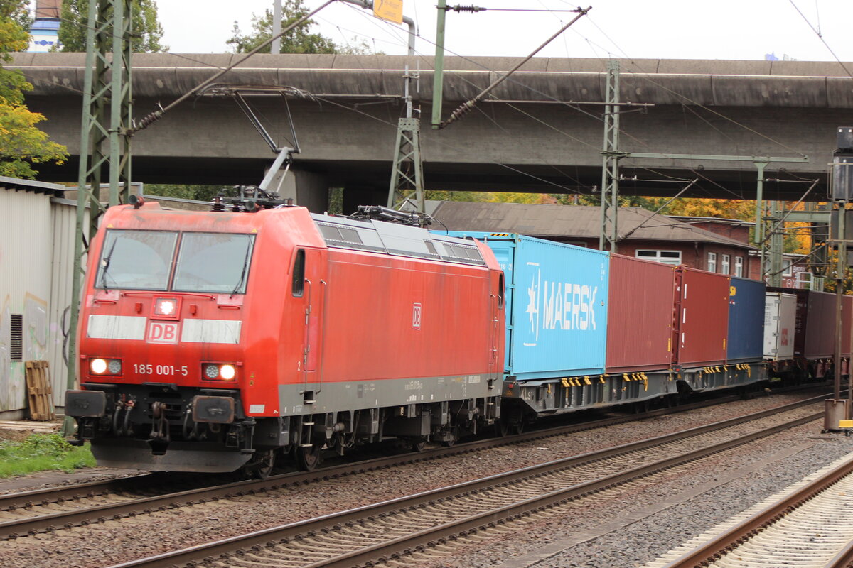 BR 185 001-5 D-DB mit einem Containerzug bei der Durchfahrt HH-Harburg Richtung Maschen / Buchholz. 9.Oktober 2025
