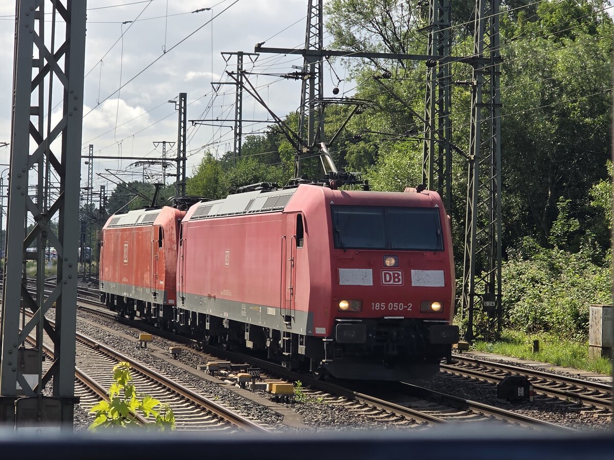 BR 185 050-2 + BR 185 054-4 als Lz bei der Durchfahrt HH-Harburg. 19.06.2025
