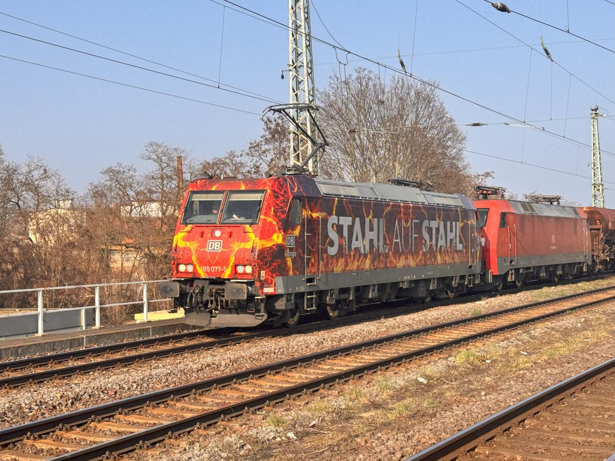 BR 185 077-5 (Stahl auf Stahl) + BR 152 058-4 mit Schotter bei der Durchfahrt MG-Neustadt. 8.Mrz 2025