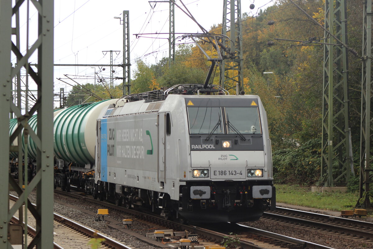 BR 186 143-4 von Zugpilot mit Kesseln durch HH-Harburg in -> Hafen. 9.Oktober 2025
