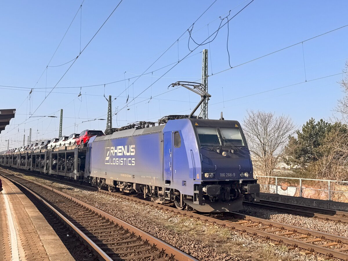 BR 186 268-9 mit Autos bei der Durchfahrt MG-Neustadt. 8.Mrz 2025
