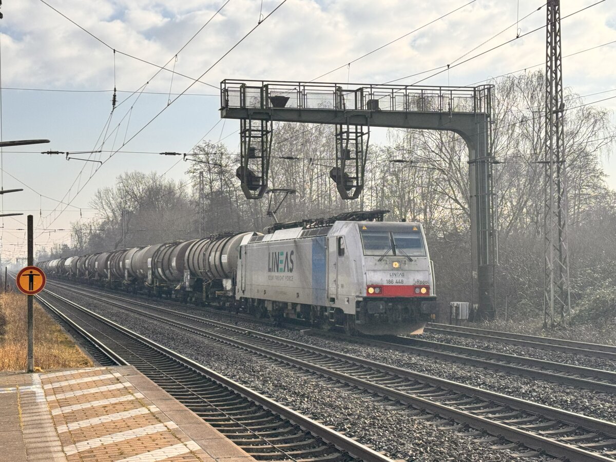 BR 186 448 mit Kesseln durch Dedensen-Gmmer Richtung Westen. 1.Februar 2025