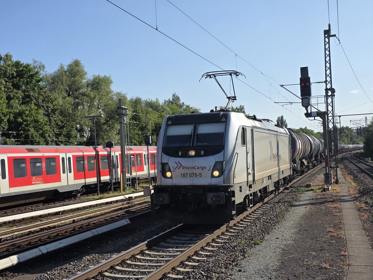 BR 187 076-5 RheinCargo mit einen Kesselzug bei der Durchfahrt HH-Bergedorf -> Tiefstack. 20.06.2025
