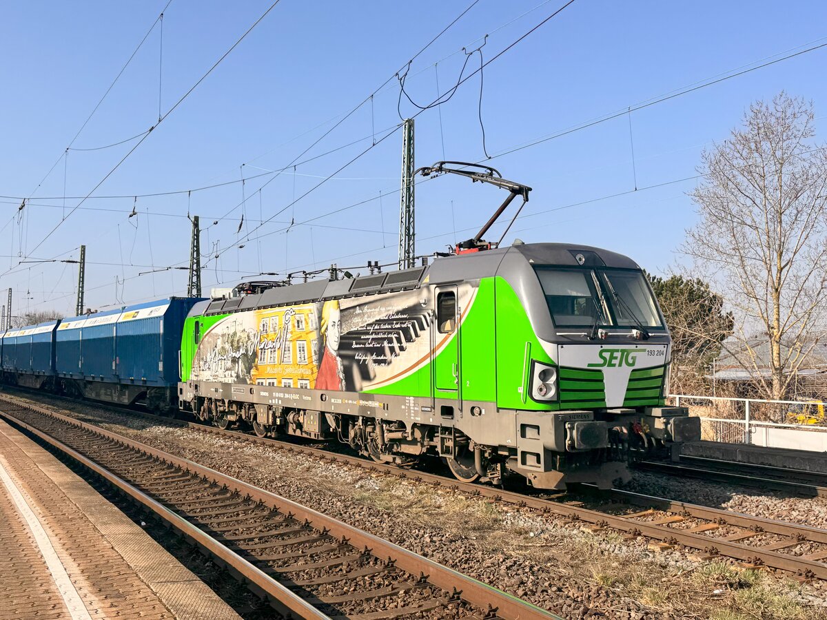 BR 193 204 (Wolfgang Amadeus Mozart) von SETG mit einem Gterzug bei der Durchfahrt MG-Neustadt. 8.Mrz 2025