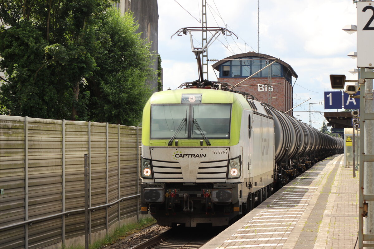 BR 193 891-9 von Captrain mit Kesselzug bei der Durchfahrt HH-Bergedorf in Richtung Bchen. 9.Juli 2025