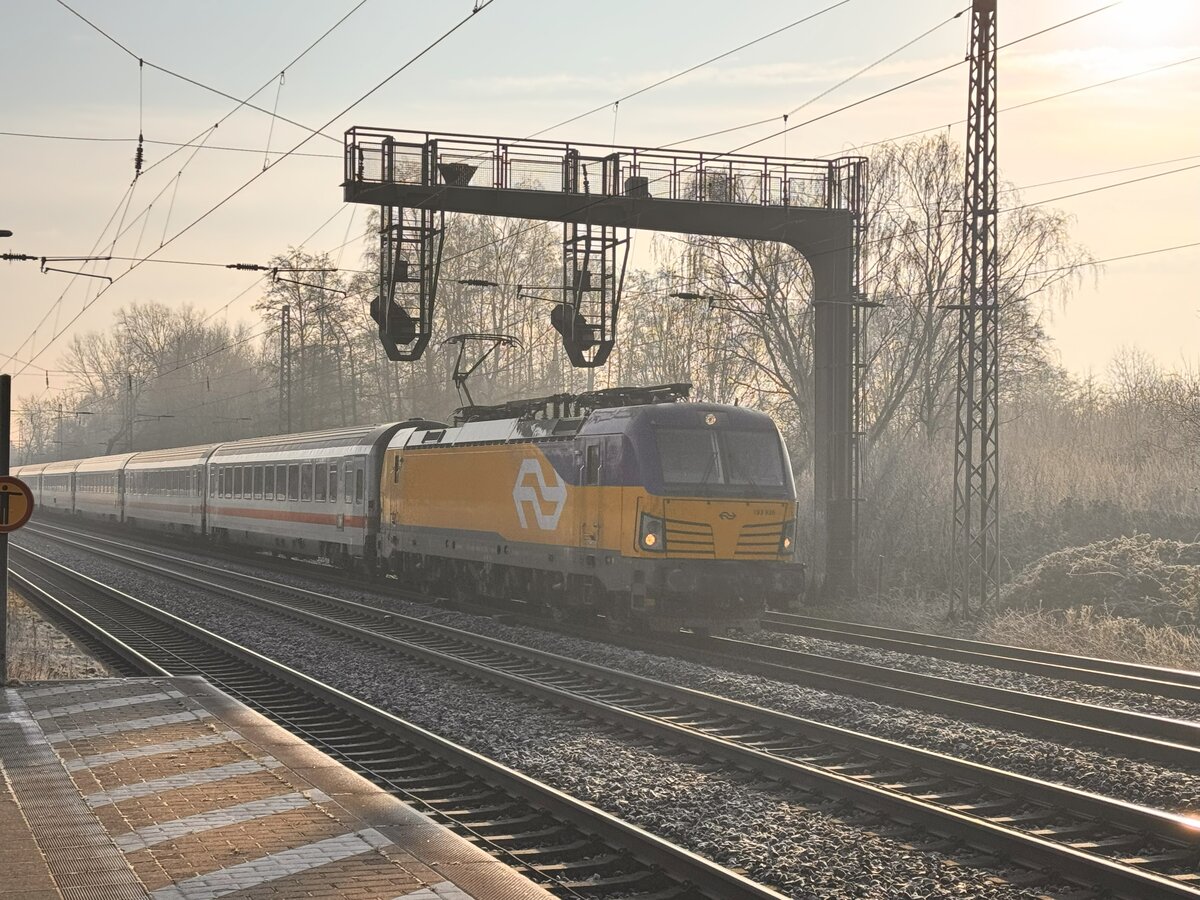 BR 193 936 als (IC 148 Berlin Gesundbrunnen -> Amsterdam Centraal) durch Dedensen-Gmmer Richtung Westen. 1.Februar 2025