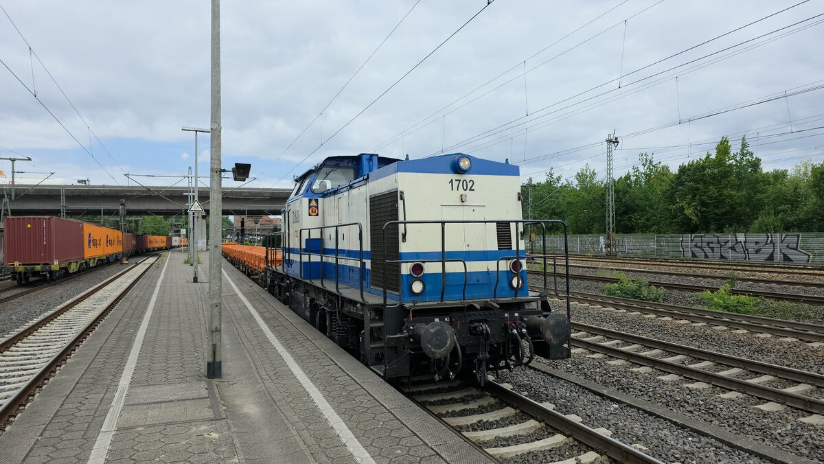 BR 203 130-0 (1702) HRS mit Schttgutwagen auf den Weg nach Maschen bei der Durchfahrt HH-Harburg. 19.06.2025