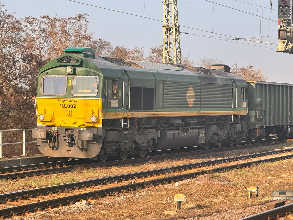 BR 266 032-2 (RL002) von Freightliner DE mit Schotter bei der Durchfahrt MG-Neustadt. 8.Mrz 2025