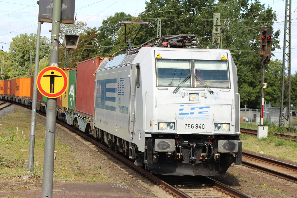 BR 286 940 A-LTE mit Containern bei der Durchfahrt Mainz-Bischofsheim.  22.August 2025