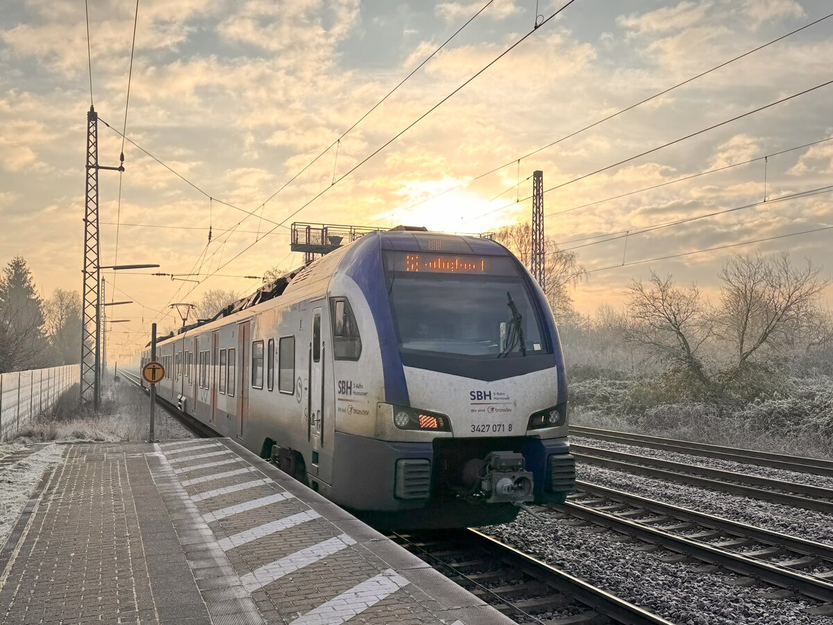 BR 3427 071 + 3427 ??? als (S2 Haste -> Nienburg(Wester) bei der Einfahrt Dedensen-Gmmer. 1.Februar 2025