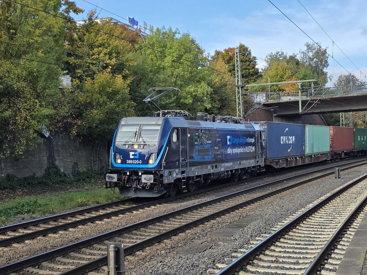 BR 388 020-0 CZ-CDC (CD Cargo silnejsi v Evrope diky spolupracis ALSTOM) mit einem Containerzug bei der Durchfahrt HH-Harburg Richtung Süden. 9.August 2025