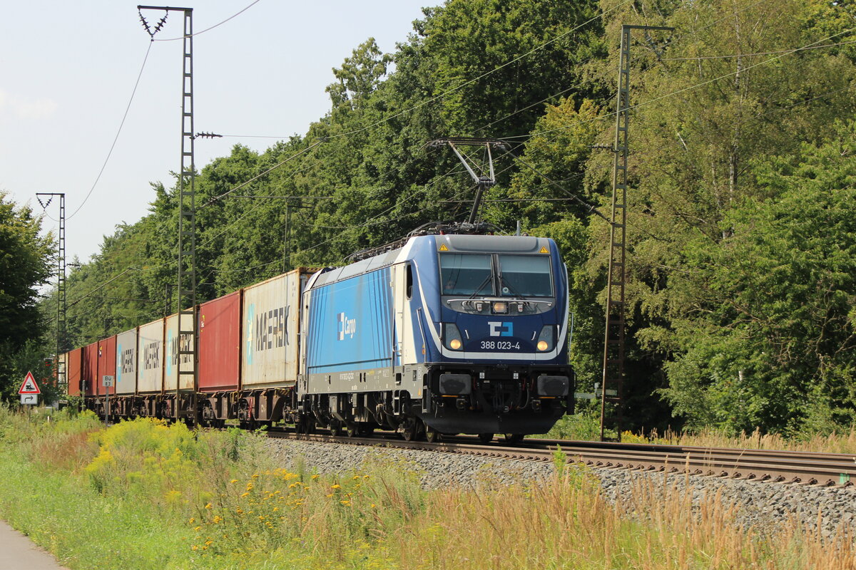 BR 388 023-4 CZ-CDC mit einem Containerzug bei der Durchfahrt Weddel (b.Braunschweig) Richtung Magdeburg/Wolfsburg. 9.August 2025