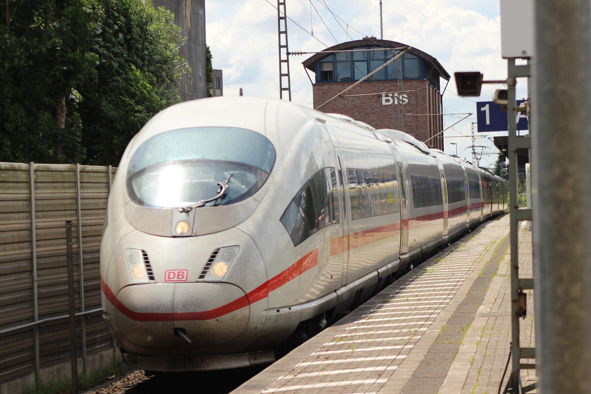 BR 403 030 (Tz. 330  Gttingen) als (ICE 1007 Lbeck Hbf -> Berlin Hbf) bei der Durchfahrt HH-Bergedorf in Richtung Berlin. 9.Juli 2025