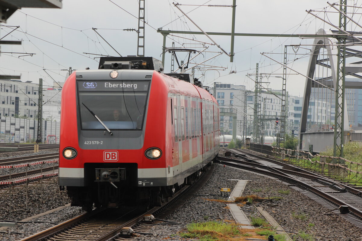 BR 423 079/579 + 423 207/707 als (S6 Tutzing -> Ebersberg) einfahrt M-Hirschgarten. 26.Juli 2025
