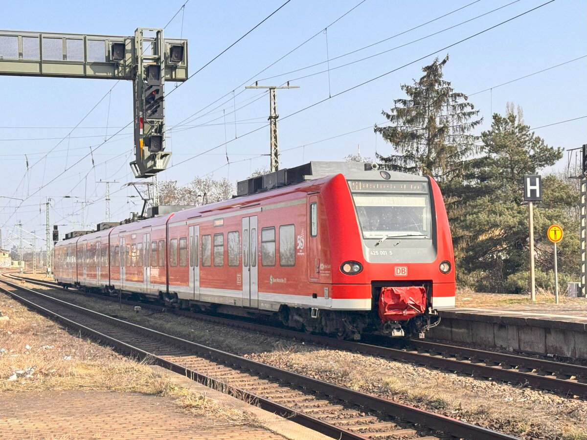 BR 425 001 als (S1 Wittenberge -> Schnebeck-Bad Salzelmen) bei der Einfahrt MG-Neustadt. 8.Mrz 2025