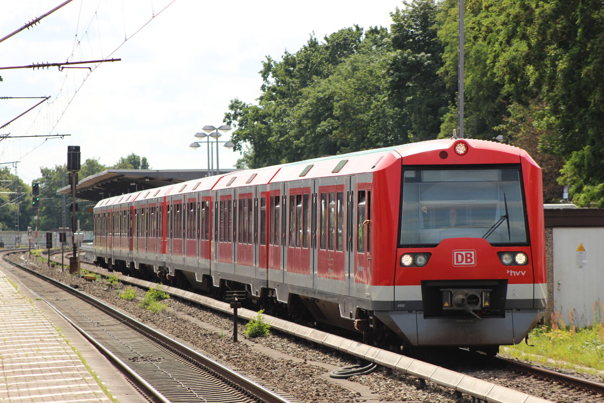 BR 474 032 + 474 027 als (S2 Altona -> Aumhle) bei der Ausfahrt HH-Bergedorf in Richtung Reinbek. 9.Juli 2025