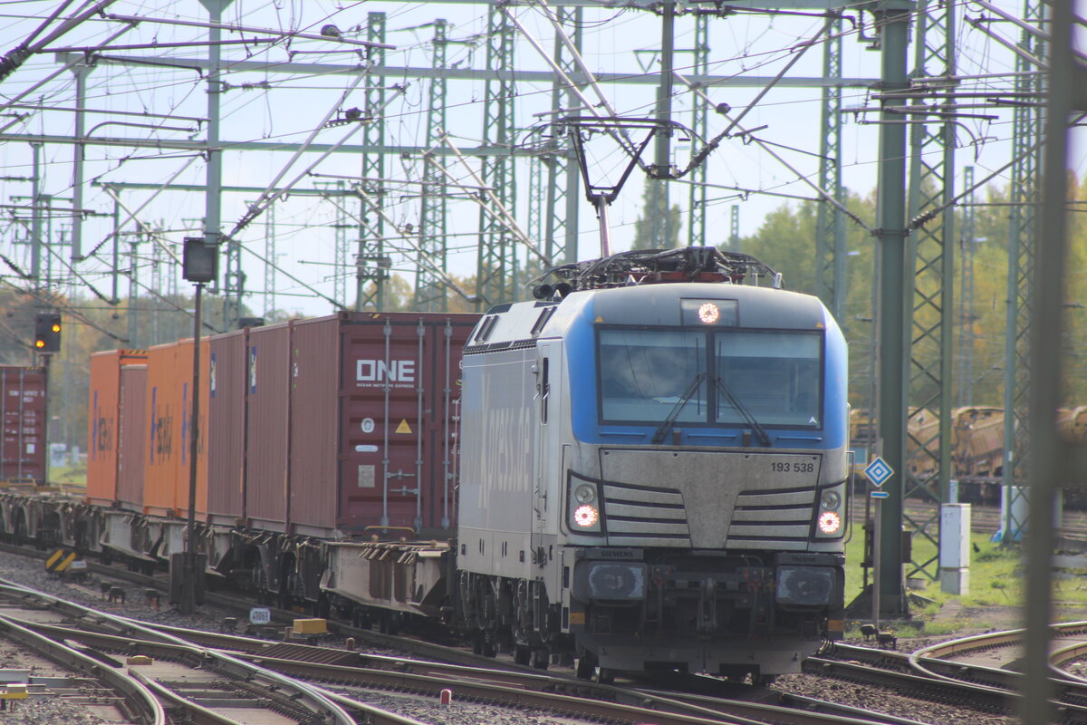 BR 6193 538 D-BOXX mit Containern bei der Durchfahrt HH-Harburg Richtung Hafen.  9.Oktober 2025