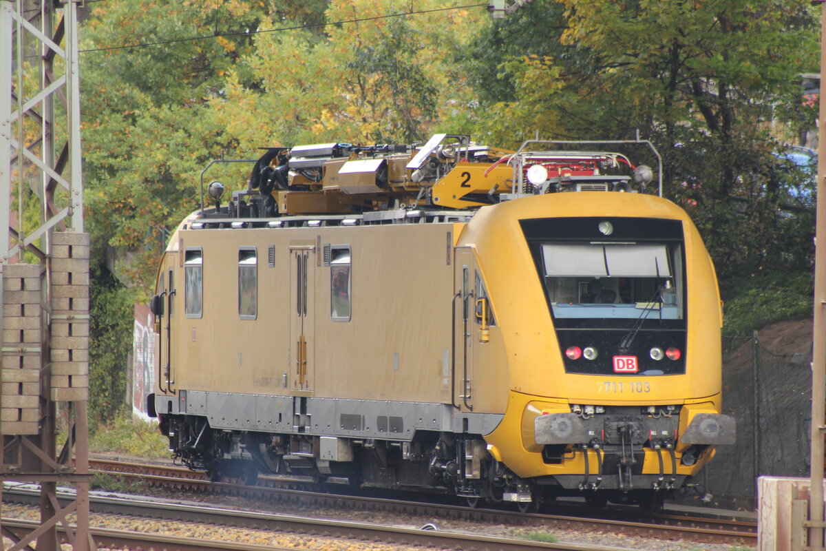 BR 711 103 (9436 006-7 D-DBMP) bei der Vorbeifahrt HH-Harburg. 9.Oktober 2025