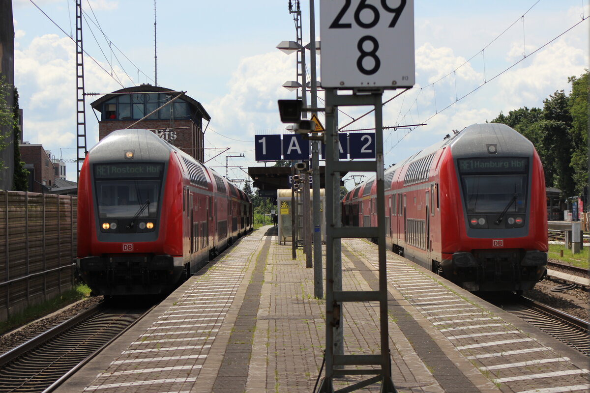 Links BR 146 280 (RE 1 / RE 4313 Hamburg Hbf -> Rostock Hbf) und Rechts 146 216-7 (RE 1 / RE 13012 Bchen -> Hamburg Hbf) Treffen sich im Bahnhof HH-Bergedorf. 9.Juli 2025