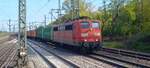 BR 151 053-6 von Railpool mit Container in Richtung Hamburg Hafen bei der durchfahrt HH-Harburg. 5.Mai 2022