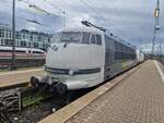 BR 103 222-6 von Railadventure steht am Radvegleis am Mnchener Hbf.