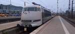 BR 103 222-6 von RailAdventure steht am Bahnhof München Hbf.