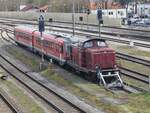 BR 212 093-9 steht mit einer Unbekannten BR 628 im Vorfeld Mhldorf.