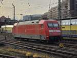 BR 101 111-3 steht am Hamburger Hbf.
