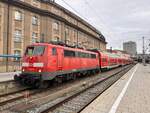 BR 111 062-6 steht bereit mit seinem RE3 am Mnchen Hbf.
