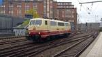 BR 111 212-7 ( Lorely ) beim umrangieren mit 1 Dosto am Hamburger Hbf.