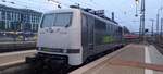 BR 111 215-0 von RailAdventure steht am Bahnhof München Hbf. 23.April 2022