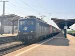 BR 140 853-3 von EGP mit Containern bei der Durchfahrt MG-Neustadt.