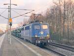 BR 140 876-4 mit Autozug durch Dedensen-Gmmer Richtung Westen.