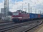 BR 143 972 (243 972-7) von DeltaRail mit einen Containerzug bei der Durchfahrt Bremen Hbf.