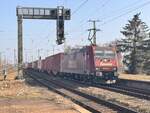 BR 185 513-9 von Emons mit Containern bei der Durchfahrt MG-Neustadt.