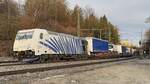 BR 185 661 ( Paul ) von Lokomotion mit einen KLV durch Aling in Richtung Rosenheim. 21.Dezember 2024