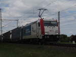 BR 185 665-7 von Lokomotion mit Containern durch Dedensen-Gmmer Richtung Seelze. 17.Mai 2025