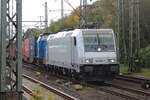 BR 185 566-7 D-AKIEM + 204 016-0 (204 314-9 D-PRESS) mit Containern bei der Ausfahrt HH-Harburg Gterbahnhof Richtung Hafen.