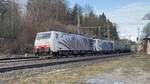BR 189 918 + 189 907 von Lokomotion mit KLV bei der Durchfahrt Aling in Richtung Rosenheim. 21.Dezember 2024