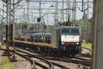 br-189/890878/br-189-155-d-akiem-mit-leeren BR 189 155 D-AKIEM mit Leeren Containern durch HH-Harburg Richtung Norden. 1.8.2025